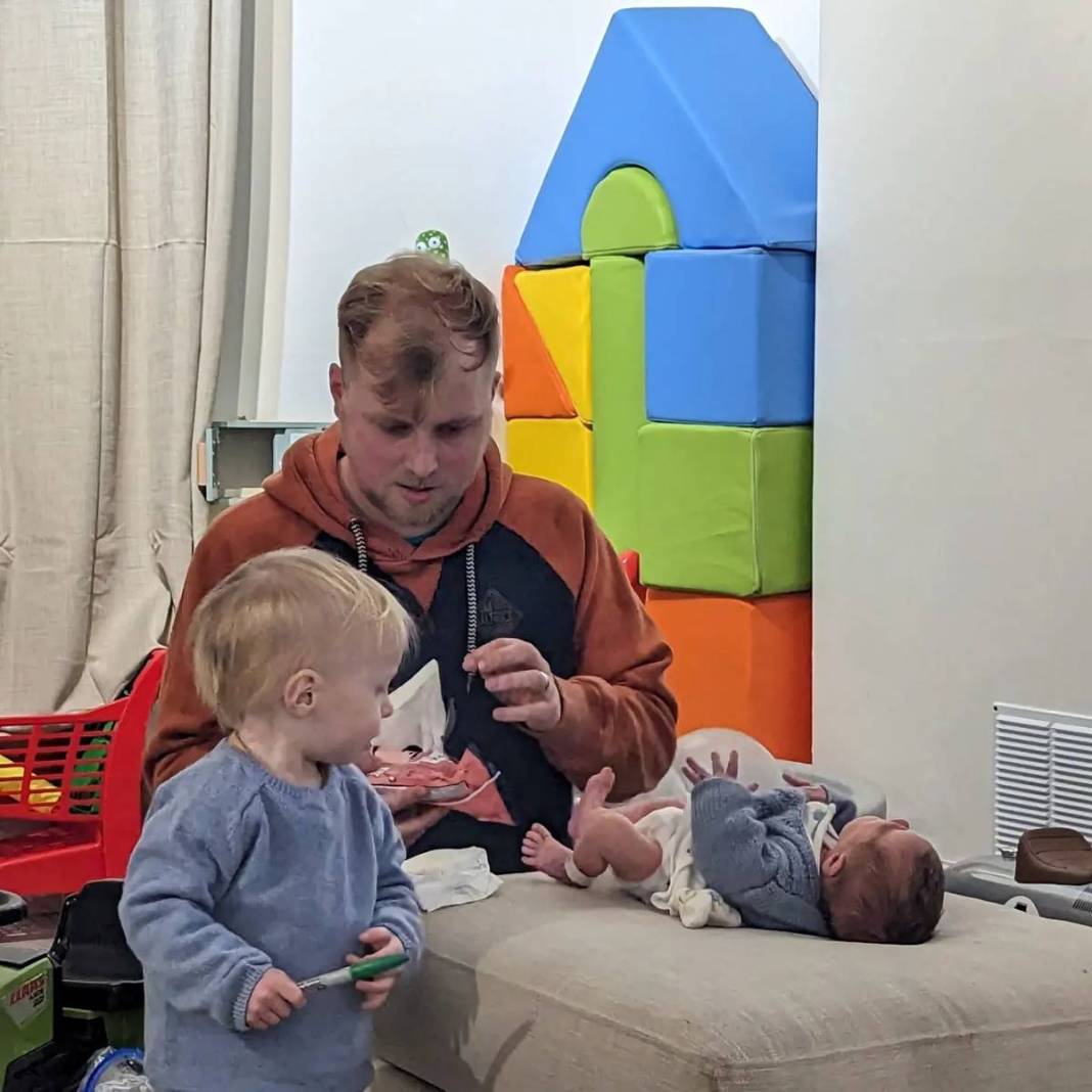 12 yaşında gibi ama 2 çocuk annesi! Yaşını duyanlar inanmakta güçlük çekiyor 24